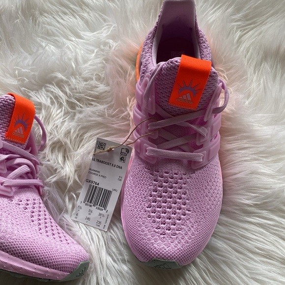 ❄️ADIDAS Ultraboost 5.0 DNA J Women’s 6 - Picture 5 of 16